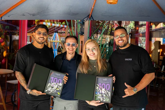 Acess&oacute;rios Style e Cacife Brand recebendo a placa de R$ 100 mil em vendas pelo provador